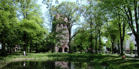 Marienfelde: Alte Kirche am Dorfteich